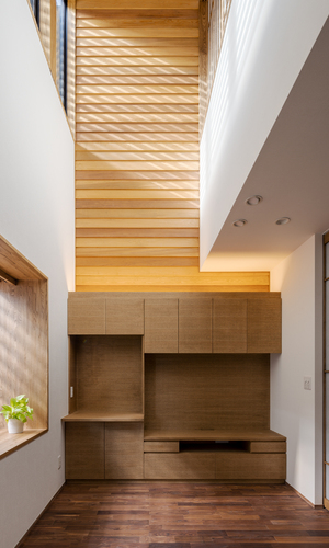 リビングダイニング事例：吹き抜けから、光がそそぐリビング「光をつかむ家（light fall house）（光をつかむ家（light fall house）　/　吹抜けから、光が滝の様に流れ落ち、家の隅々まで照らす戸建て住宅）吹き抜けから、光がそそぐリビング「光をつかむ家（light fall house）