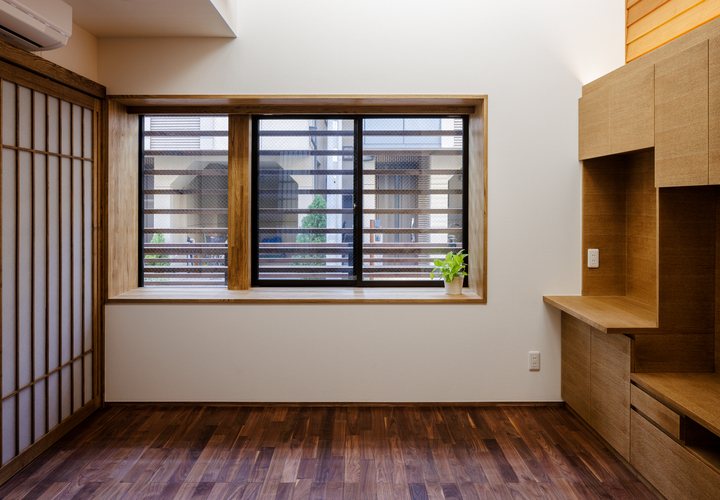 出窓がゆったりした場を生む、リビング「光をつかむ家（light fall house）」