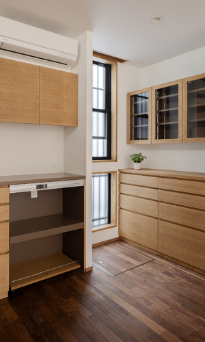 オーク材の造作家具を設えた、ダイニングキッチン「光をつかむ家（light fall house）