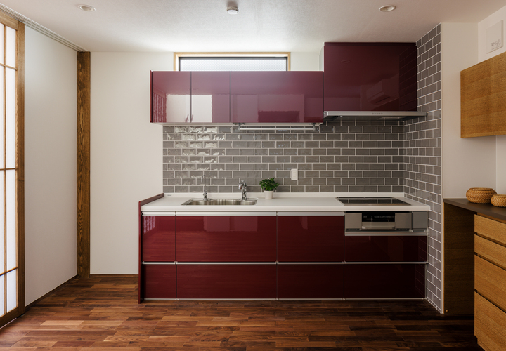 ダイニングキッチン～グレーのタイルとワインレッドのキッチン～「光をつかむ家（light fall house）