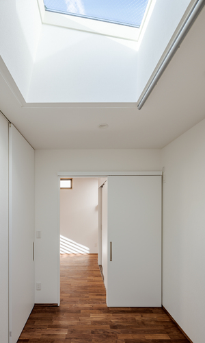 天窓のある２階の子供部屋「光をつかむ家（light fall house）