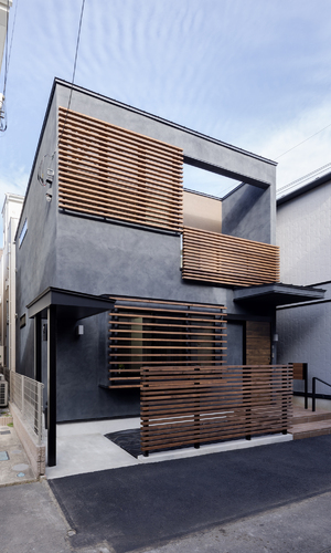 外観・ルーバーとグレーの薄墨左官「光をつかむ家（light fall house）」