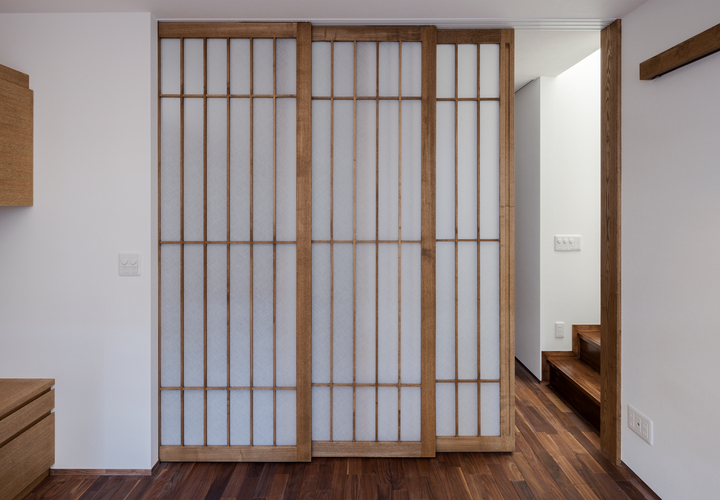 割れない障子が、リビングとダイニングキッチンをつないでいる「光をつかむ家（light fall house）