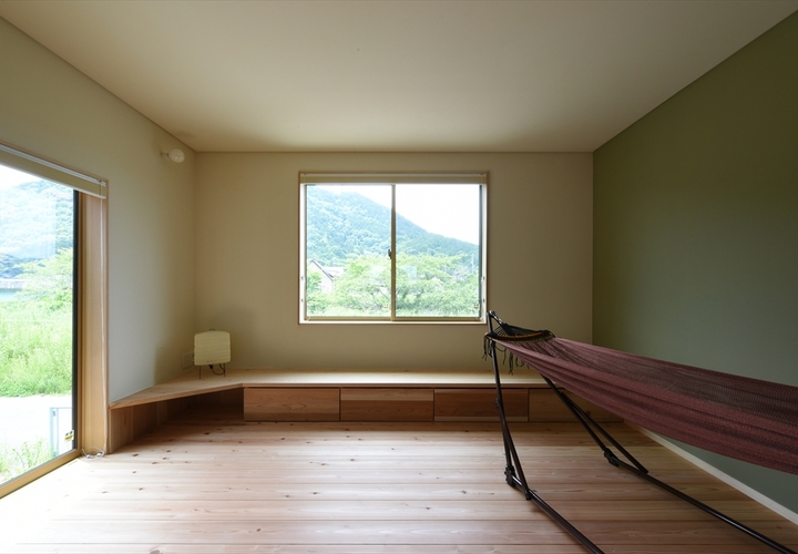 リビングと山並み