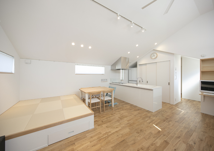 小上りと床下に収納できるダイニングテーブルのある長期優良住宅