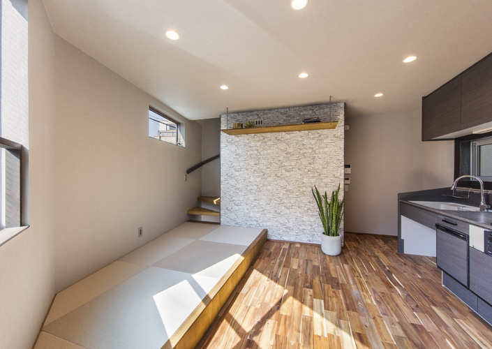 クラシックカーと遊び道具の詰まった6坪の狭小ガレージハウス