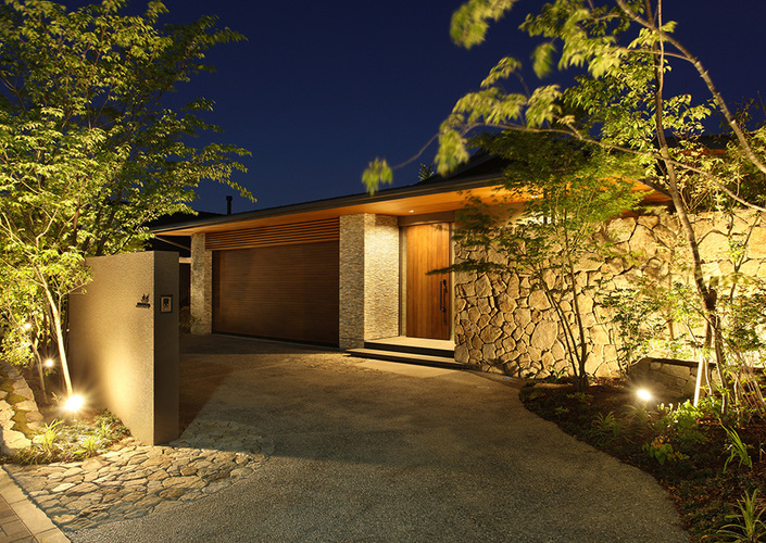 森と暮らす家　　－木々に囲まれた週末住宅－