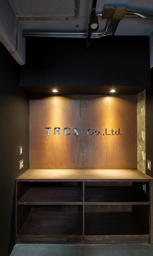 市松天井のラボ・サイン