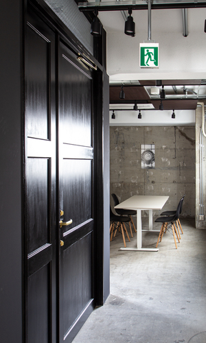 市松天井のラボ・エントランス