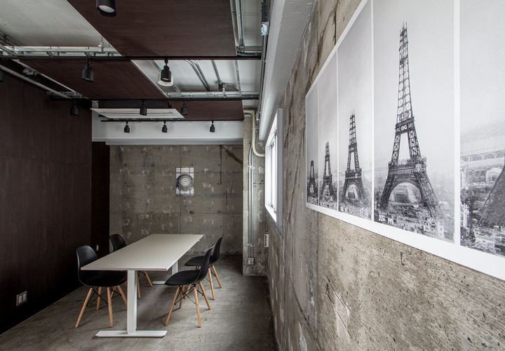 市松天井のラボ・ミーティングルーム