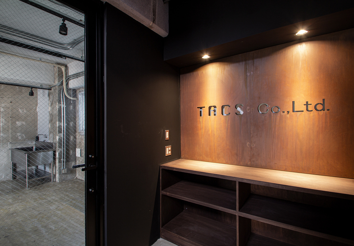 市松天井のラボ・サイン