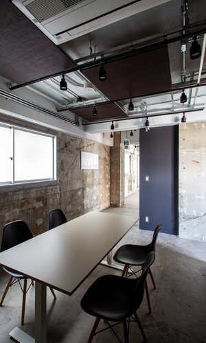 市松天井のラボ・ミーティングルーム