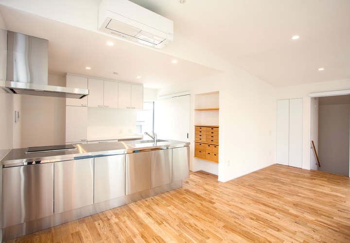 湘南・藤沢市長後の中庭のある2世帯住宅 グリーン、緑と暮らす　2階リビング