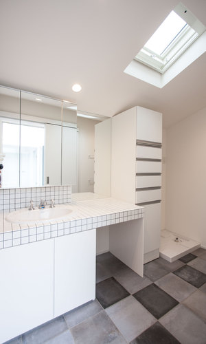 湘南・藤沢市長後の中庭のある2世帯住宅 グリーン、緑と暮らす　2階洗面