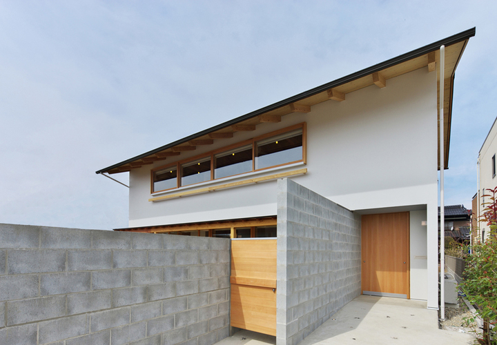 アプローチより外観を眺める。