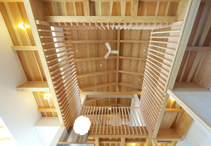 ダイニング・キッチンより吹き抜けを望む。