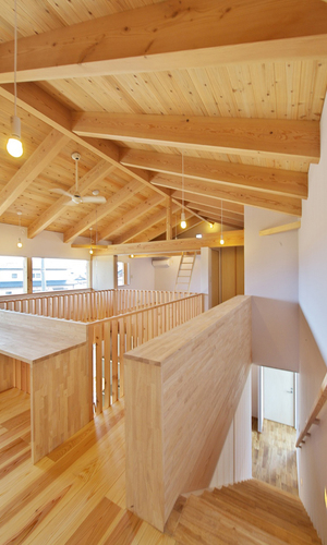 ２階より吹き抜けを望む。