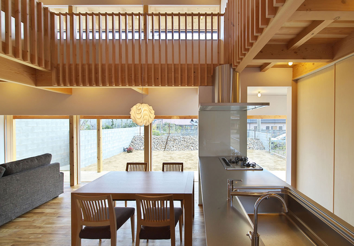 開放的な吹抜けのあるダイニング・キッチン。