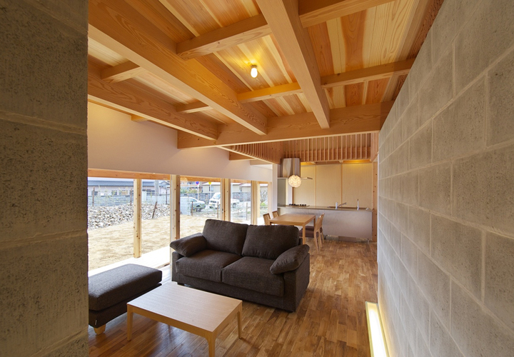 ホールよりリビングを望む。