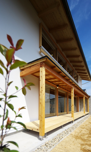 庭よりウッドデッキを望む。