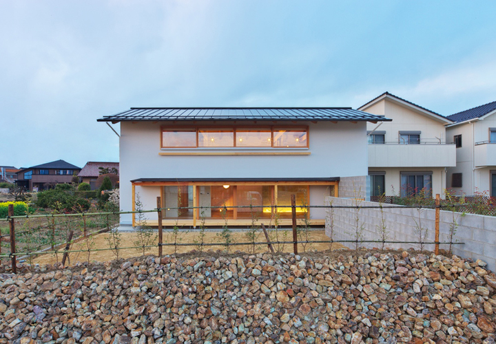 道路より外観望む。