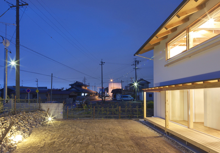 庭を望む(夜景)