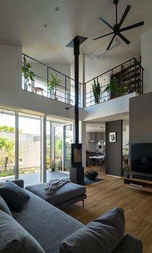 吹抜けで2階とつながるリビング