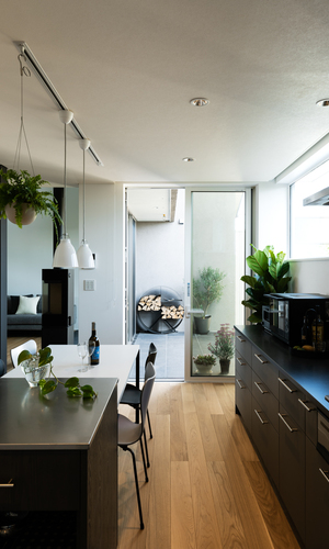 テラスにつながるダイニングキッチン