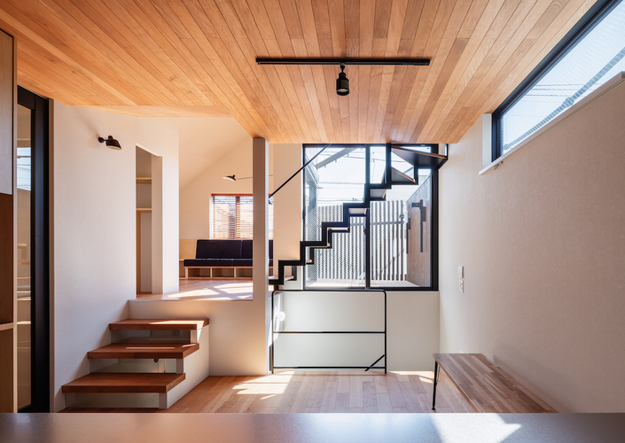 テラスと暮らすスキップフロアの家