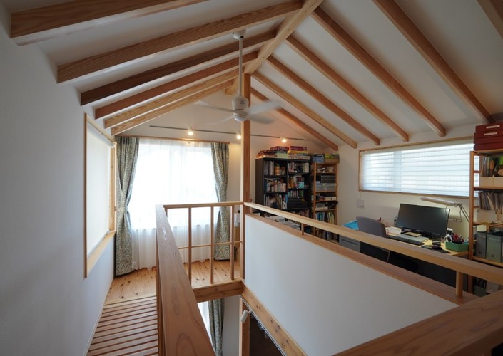 広がりを感じる設え－素材感の引き立つナチュラルモダンな邸宅｜千葉・検見川の住まい