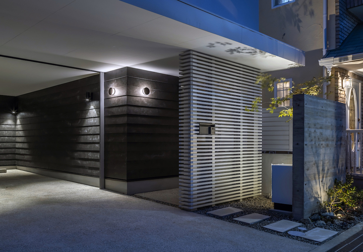 前庭　表札　夕景