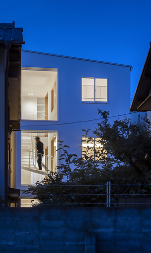 吹抜けと階段　夕景