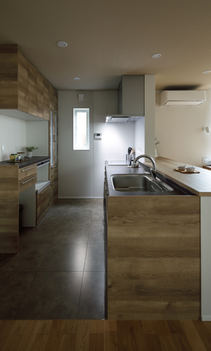 木目が映えるI型キッチン