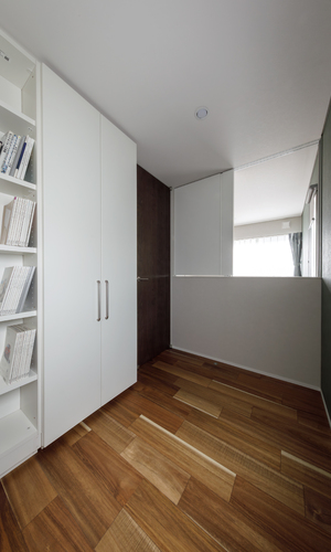 移動式の収納と本棚で部屋の間仕切りとして