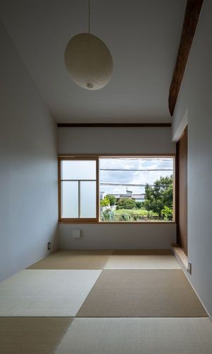主寝室は畳敷。南面の窓の先には田畑が広がる。