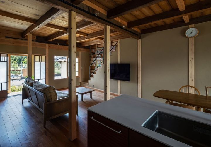 キッチンから玄関・リビングを見る。新しい間取りに合わせて柱を盛り替え。2階の荒板は一度全て剥がして美装し、不陸を調整して貼り直し。その上に構造用合板で補強。