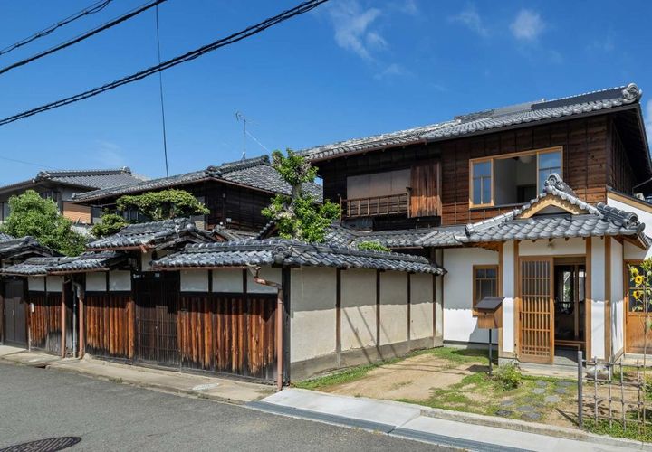 足元が朽ちて危険な塀を撤去して、開放的なアプローチに変更。