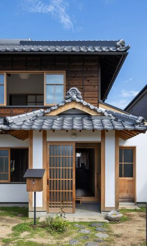 玄関と下屋は一度解体してベタ基礎を打ち、状態の悪い部材を更新しながら組み直して耐震補強。鬼瓦はクリーニングして再利用。