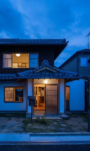 道路からの夕景。30年間閉ざされていた廃屋に火が灯る。