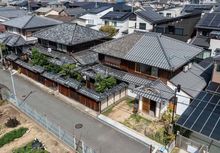 敷地北側は設計当初空地だったが、計画を進める間にミニ開発されて全て太陽光パネルの載った住宅になった。