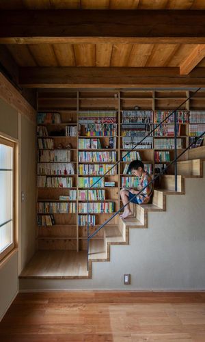 大容量の階段ライブラリ。背面は構造補強壁。