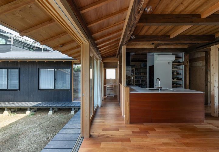 リビング〜縁側〜庭のつながり。縁側は物干場兼用。張り出した部分は洗面・浴室。