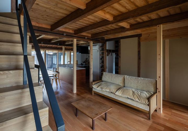 階段ライブラリからリビング・キッチンを見る。