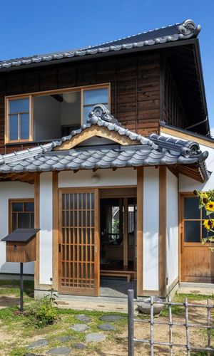 右手の入口は納戸を兼ねた家族玄関。