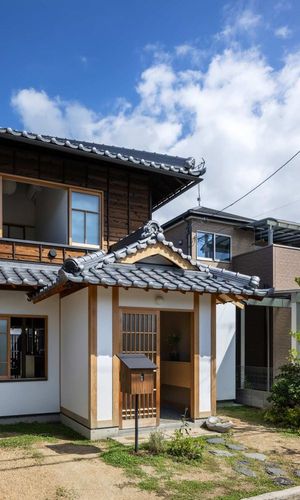 巣箱のイメージで作った一本足のポスト(伝書箱)。表札・インターフォン兼用。