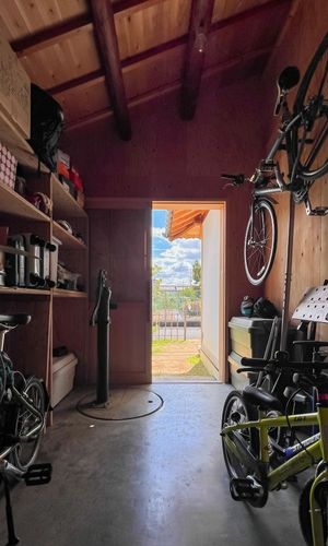 納戸を兼ねた土間の家族玄関。解体時に発見された井戸を整備して散水に活用。