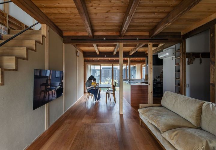 居間。構造補強・断熱補強を施しながら洋間＋和室を大きなワンルームに更新。