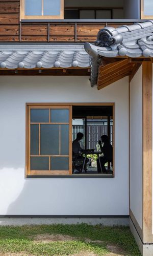 既存の意匠を踏襲しながらペアガラス化したおたふく窓。奥の庭まで視界が抜ける。