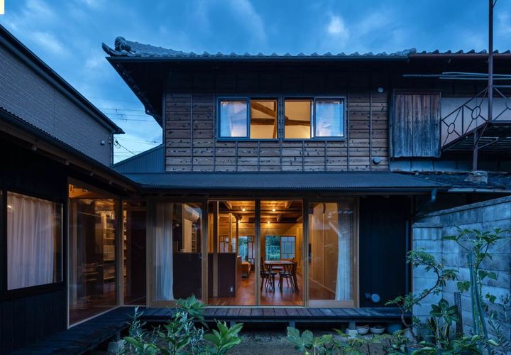 庭からの夕景。古いバルコニーを撤去し、下屋はガルバリウム鋼板で葺きなおし。縁側のある庭は子どもたちの遊び場、菜園、物干しなど暮らしの場として多目的に利用。