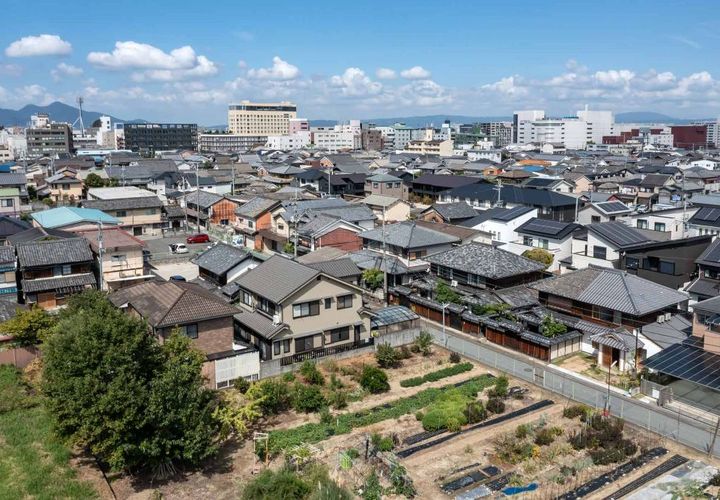 俯瞰。戦前の民家や昭和レトロな商店が残る街並み。交通至便で特別な法規制もないため、ハウスメーカーの住宅と賃貸マンションへの建て替えが進む。